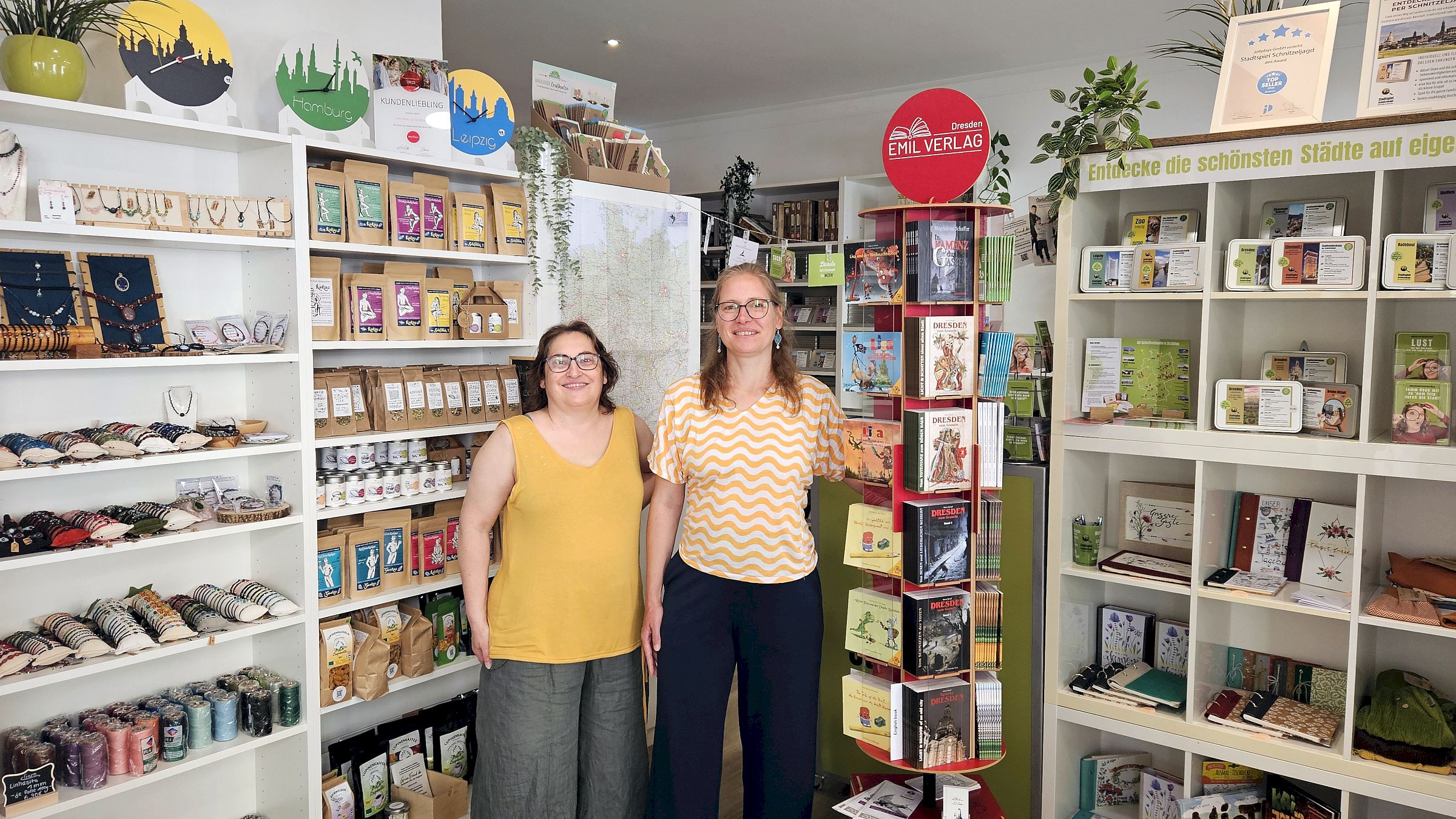 Cathleen Menzel-Bilz und Anja Gena im frisch aufgepoppten Pop-Up-Store in der Rähnitzgasse 24. Foto: Anton Launer