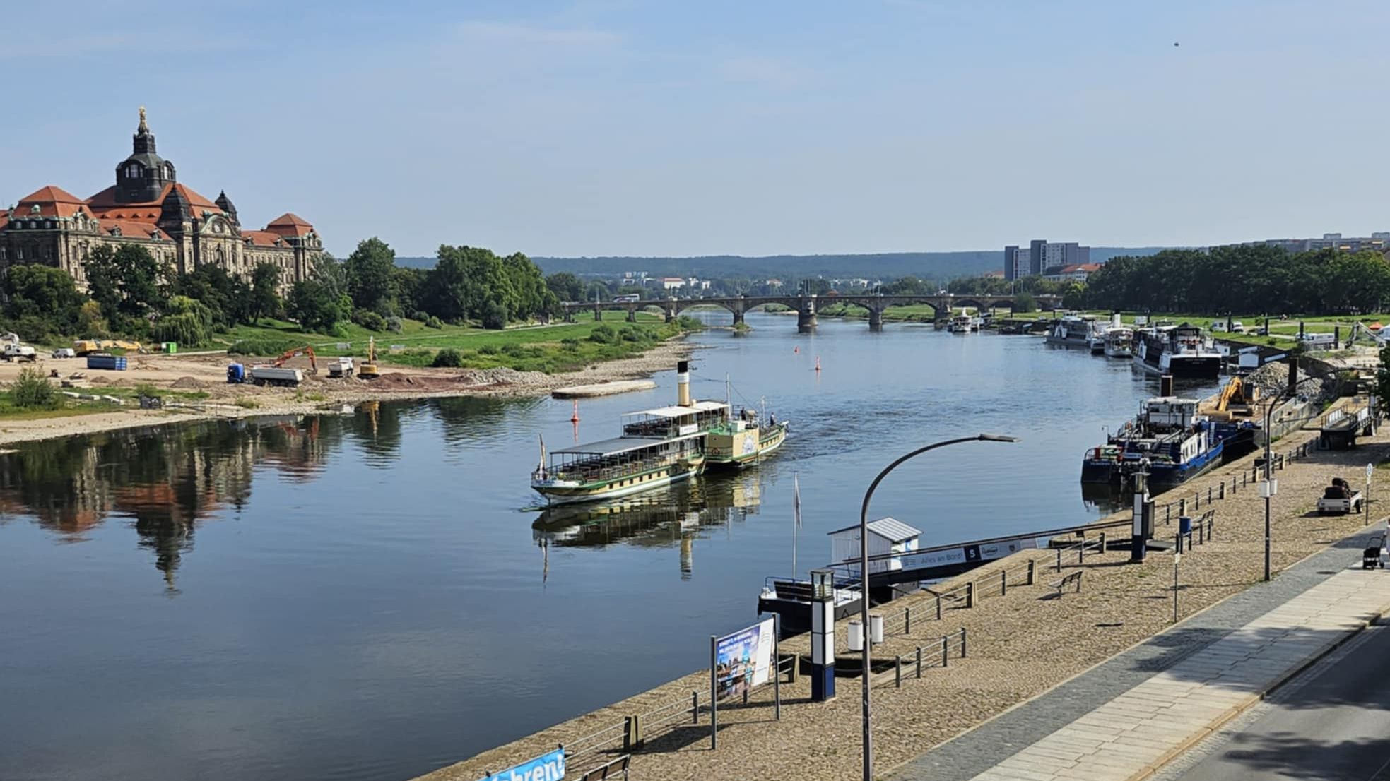 Der Älteste war der Erste. Raddampfer Stadt Wehlen fuhr heute als Erster durch die Stelle, an der einst die Carolabrücke stand. Foto: Privat