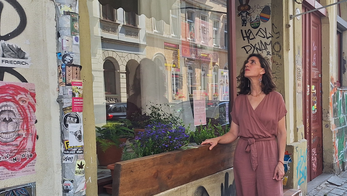 Moriana Krause vor ihrem neu eröffneten MOMA cultura.