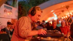 Grillen mit Rillen bei den Filmnächten am Elbufer Interessiert sich nicht nur für Celluloid sondern auch für Vinyl. Filmnächte-Chef Matthias Pfitzner - Foto: 2024 Reinhard Spunkner