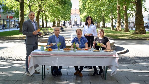 Bereiten das große Gastmahl "Dresden is(s)t bunt" vor - v.l.n.r. Frank Bösenberg (Silicon Saxony), Prof. Dr. Gerhard Ehninger u. Dr. Eva Sturm (Cellex Stiftung), Audrey Stein (SPEKTRA GmbH Dresden), Linda Splitt (Cloud&Heat Technologies GmbH) Foto: Anja Schneider
