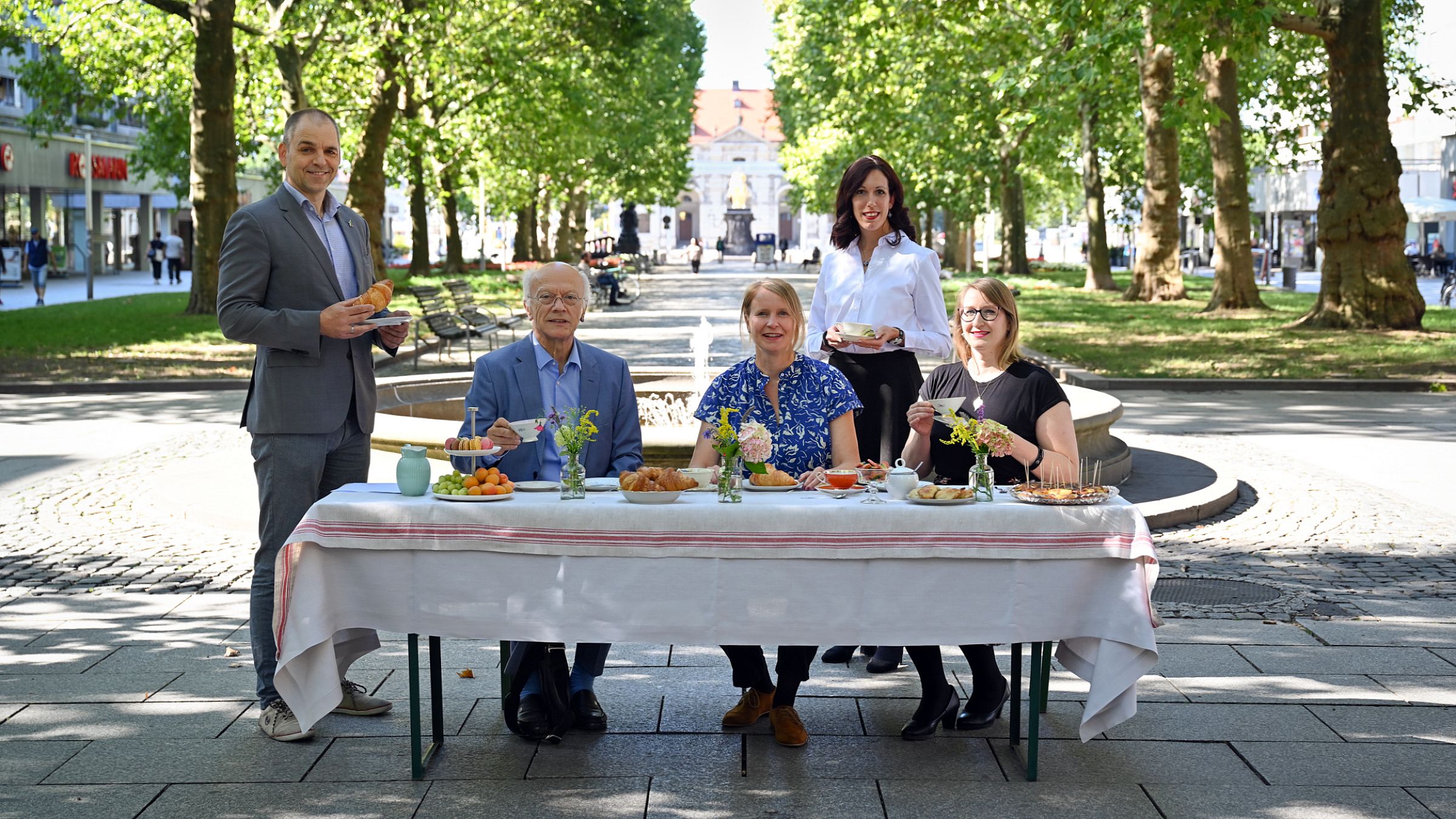 Bereiten das große Gastmahl "Dresden is(s)t bunt" vor - v.l.n.r. Frank Bösenberg (Silicon Saxony), Prof. Dr. Gerhard Ehninger u. Dr. Eva Sturm (Cellex Stiftung), Audrey Stein (SPEKTRA GmbH Dresden), Linda Splitt (Cloud&Heat Technologies GmbH) Foto: Anja Schneider