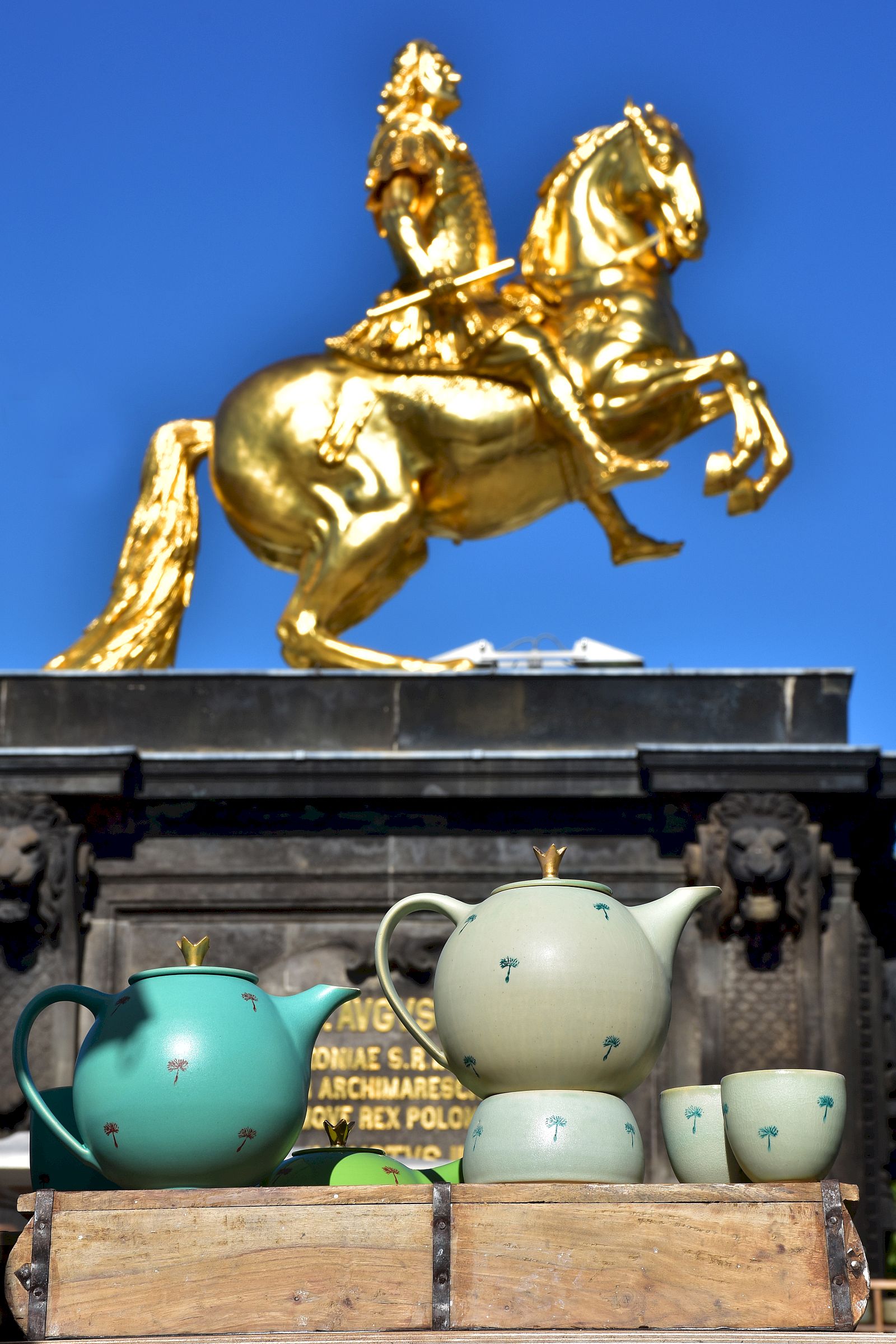 Ton und irdenes Geschirr direkt in der Nähe des wilden Hengstes - Foto: Beate Pfefferkorn