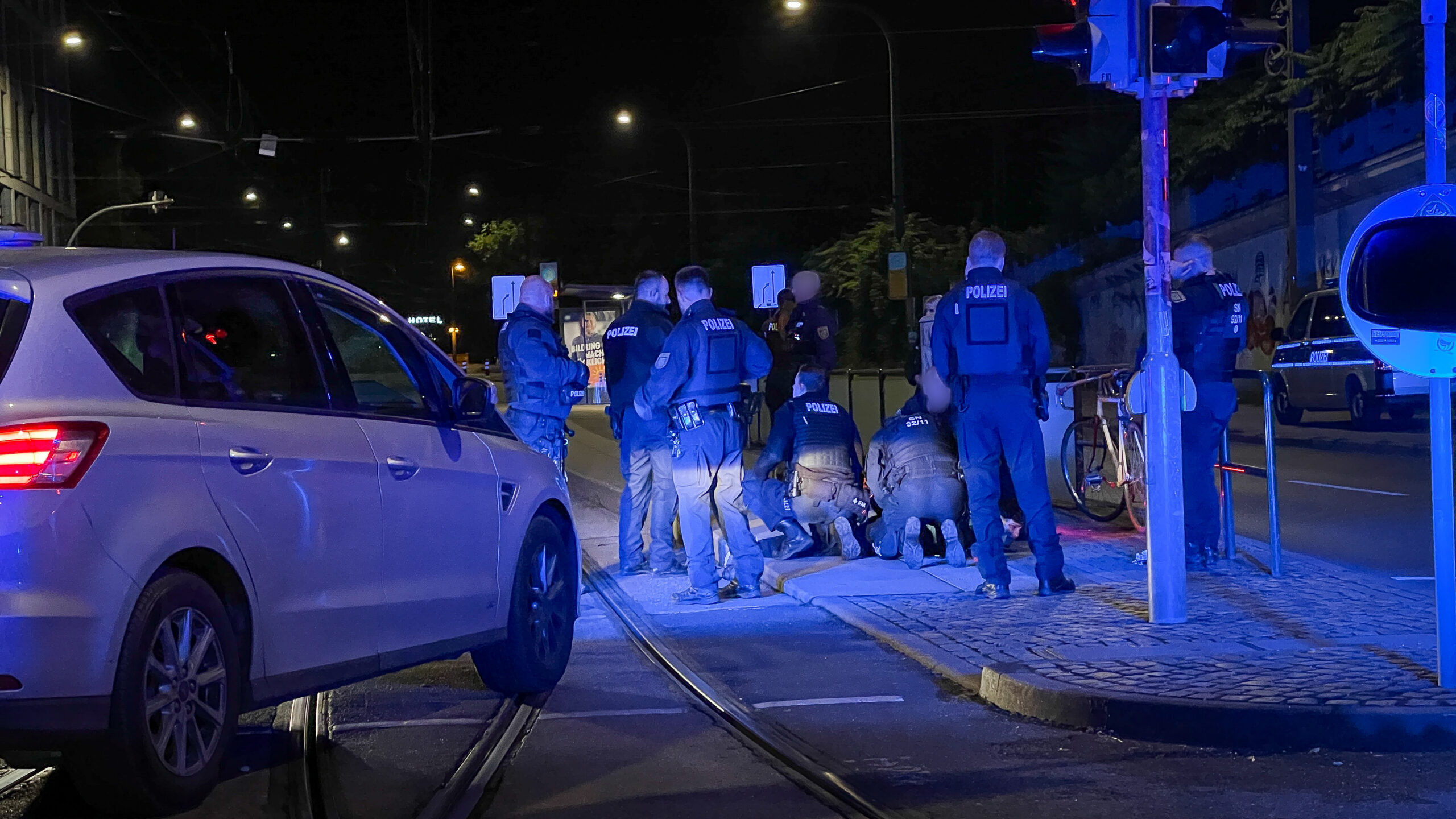Alarmierte Polizeibeamte können einen der beiden Tatverdächtigen an der Anton-Leipziger-Straße stellen. - Foto: Florian Varga
