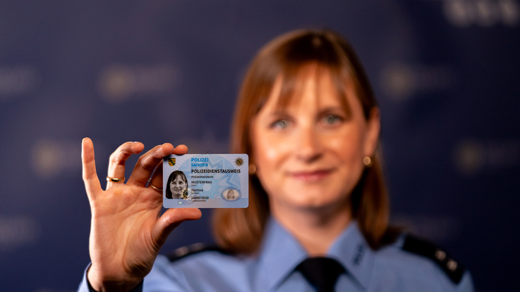 Neuer Dienstausweis der Polizei Sachsen - Grafik: Polizei Sachsen