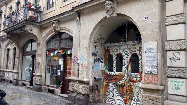 Die künstlerische Gestaltung der Tür soll vor weiteren Tags schützen. Foto: Anton Launer