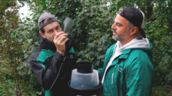 Niclas Münzel und Marco Said Wontke von der Firma APC werten die Fallen aus: Keine Tigermücke gefunden. Foto: Florian Varga