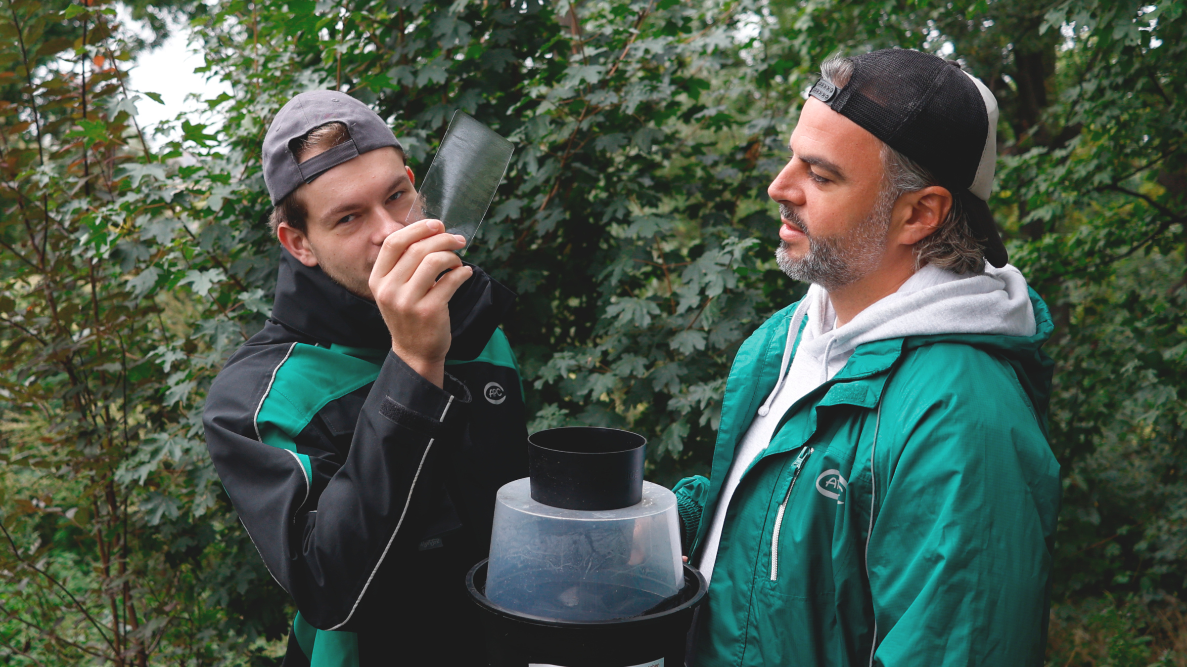 Niclas Münzel und Marco Said Wontke von der Firma APC werten die Fallen aus: Keine Tigermücke gefunden. Foto: Florian Varga