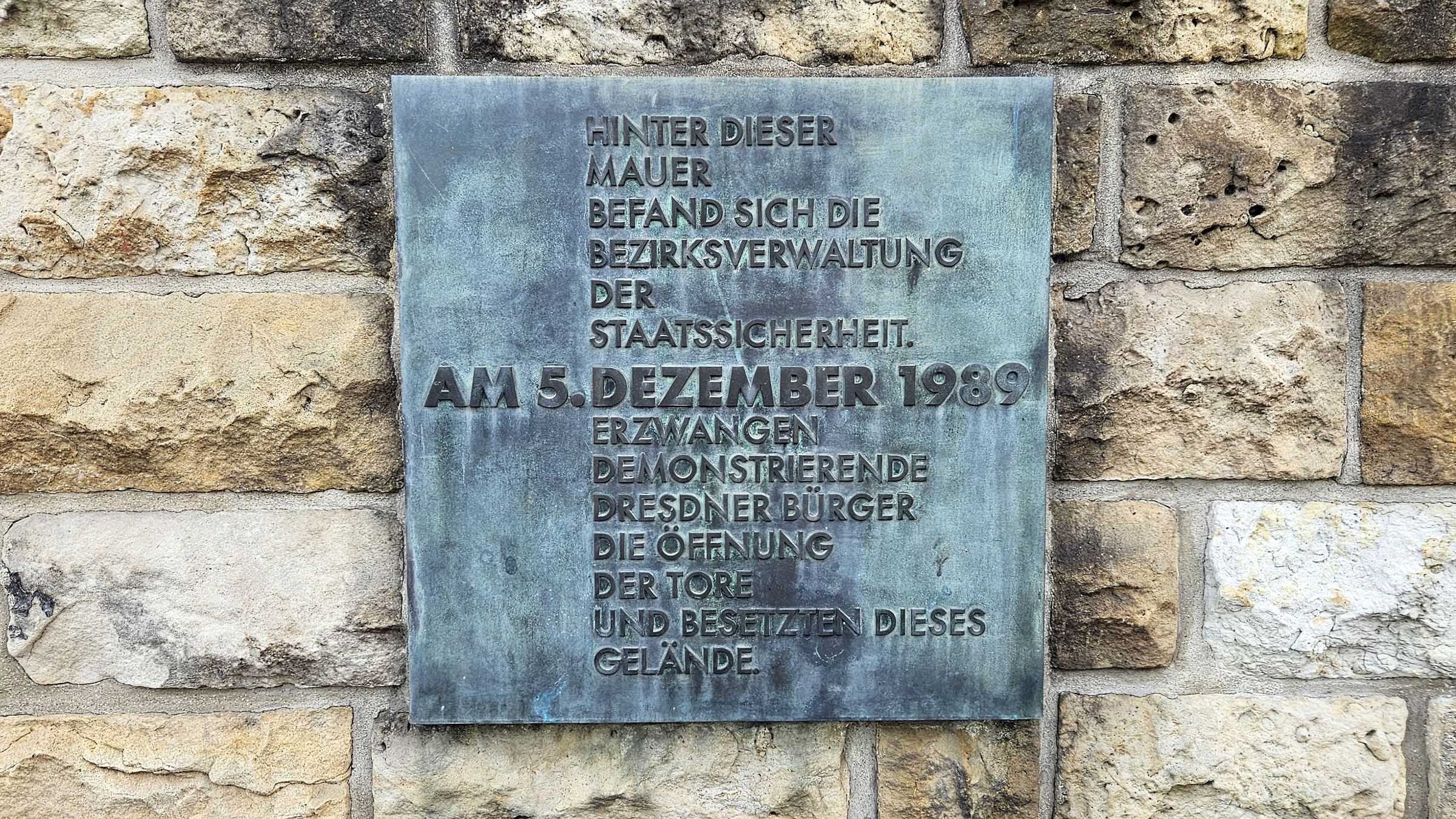 Inschrift an der Mauer an der Bautzner Straße - Foto: Anton Launer