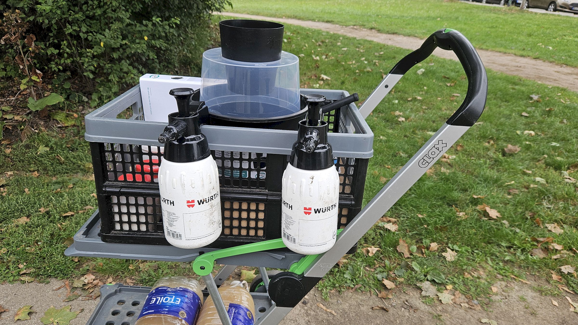 Seit vier Wochen sind rund um die Tannenstraße diese BG-GAT-Fallen aufgestellt, sie sind ungefährlich für Menschen und andere Tiere. Foto: Anton Launer