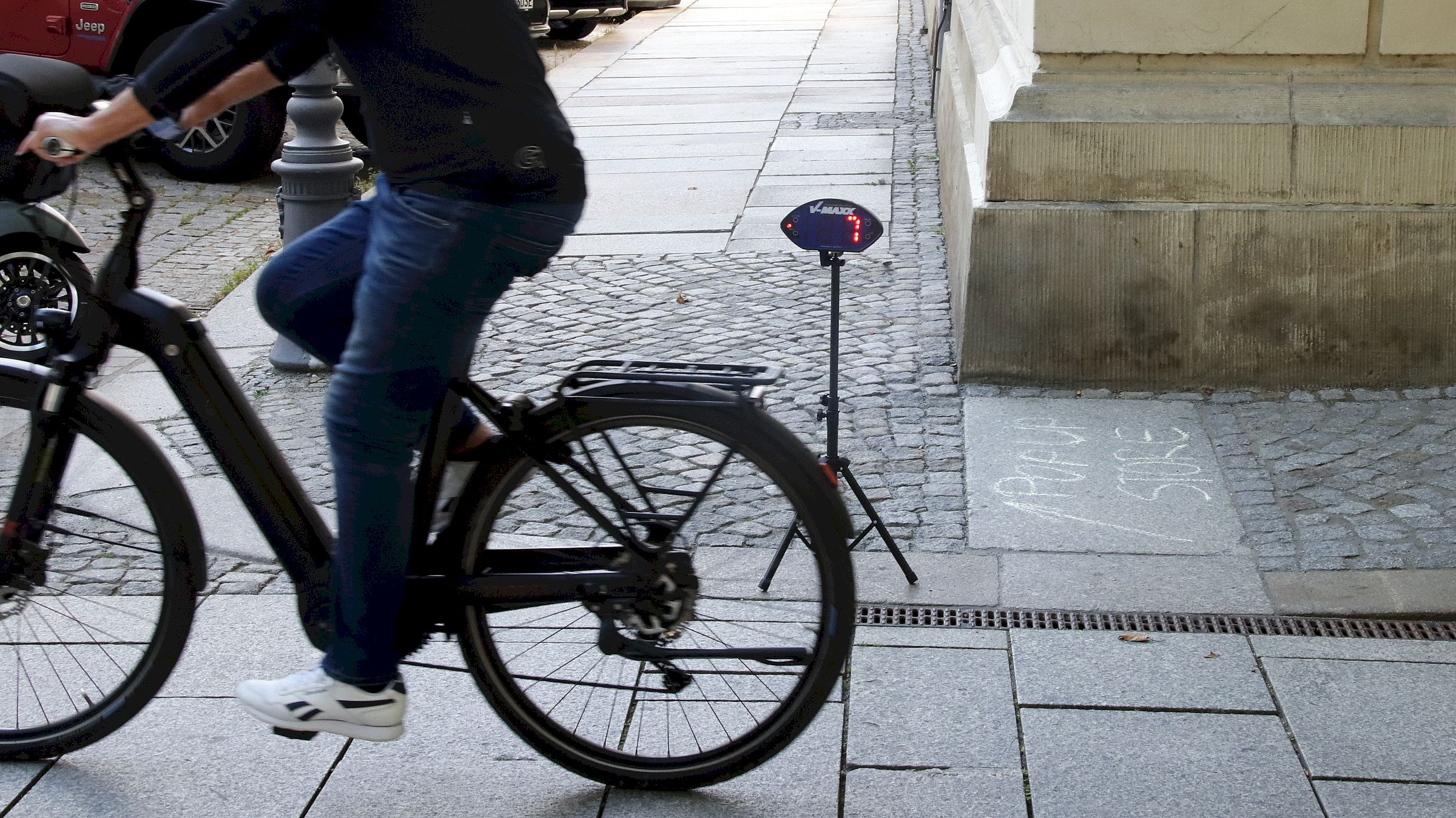 Vorbildlich: Tempo 7 trotz E-Bike. Es wurden aber auch rasante Radler gemessen. Foto: Anton Launer