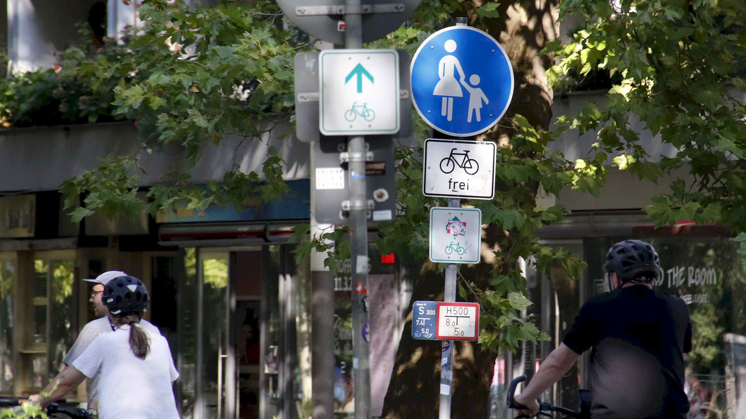 Ist es nun eine Radroute oder ein Fußweg oder gar beides. Die Beschilderung lässt derzeit Interpretationsspielraum zu. Foto: Anton Launer