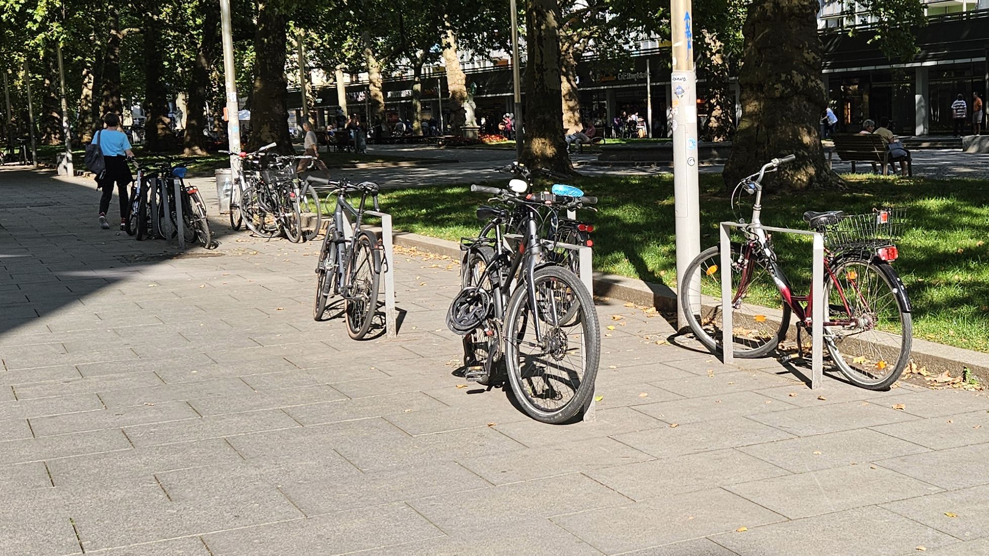 Die Einkaufsstraße ist auch ein Radfahrziel, viele Radständer sind gut belegt. Foto: Anton Launer