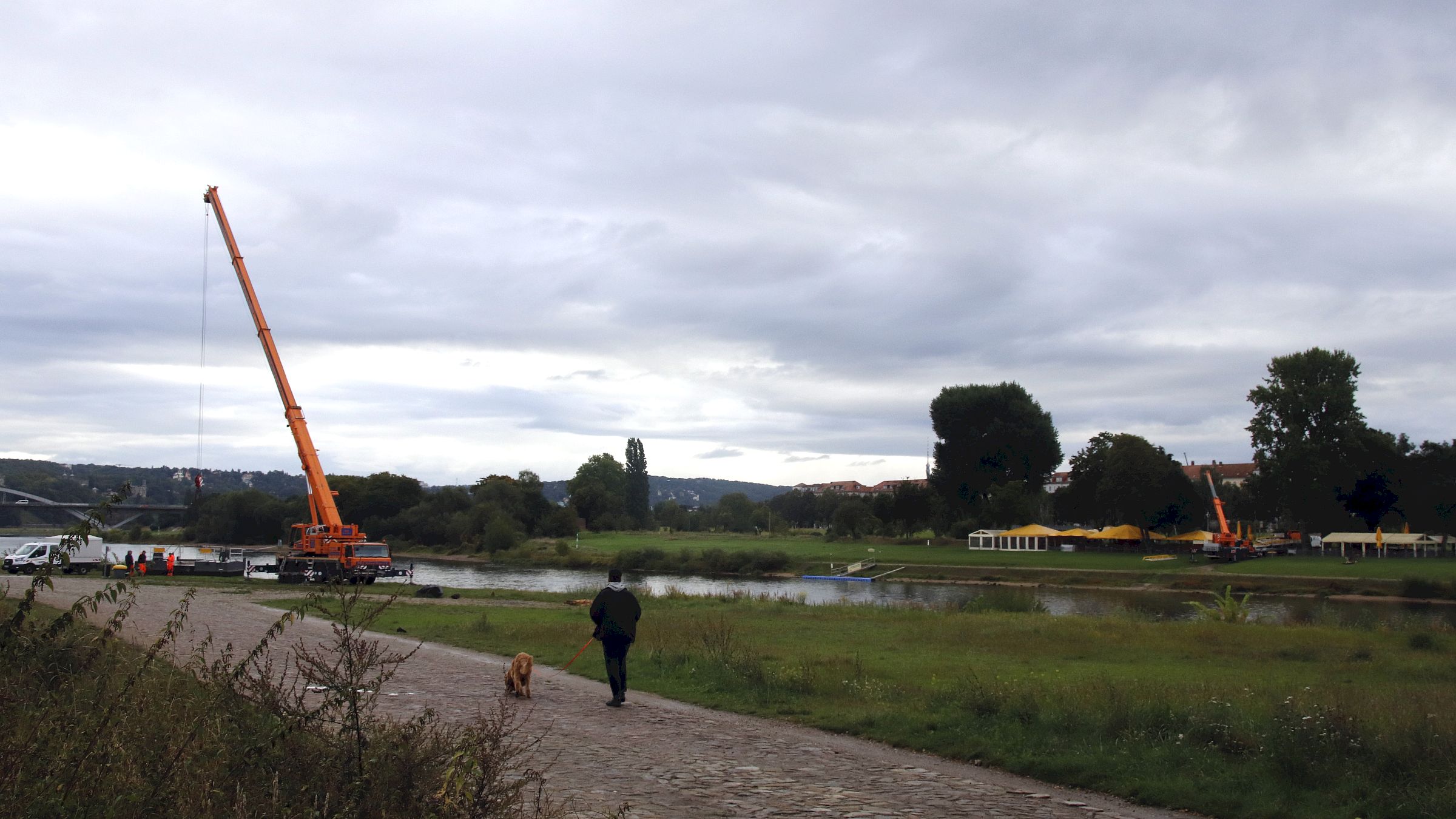 Mit großen Kränen wurden die Pontons am Montagmorgen an Land gehoben. Foto: Anton Launer