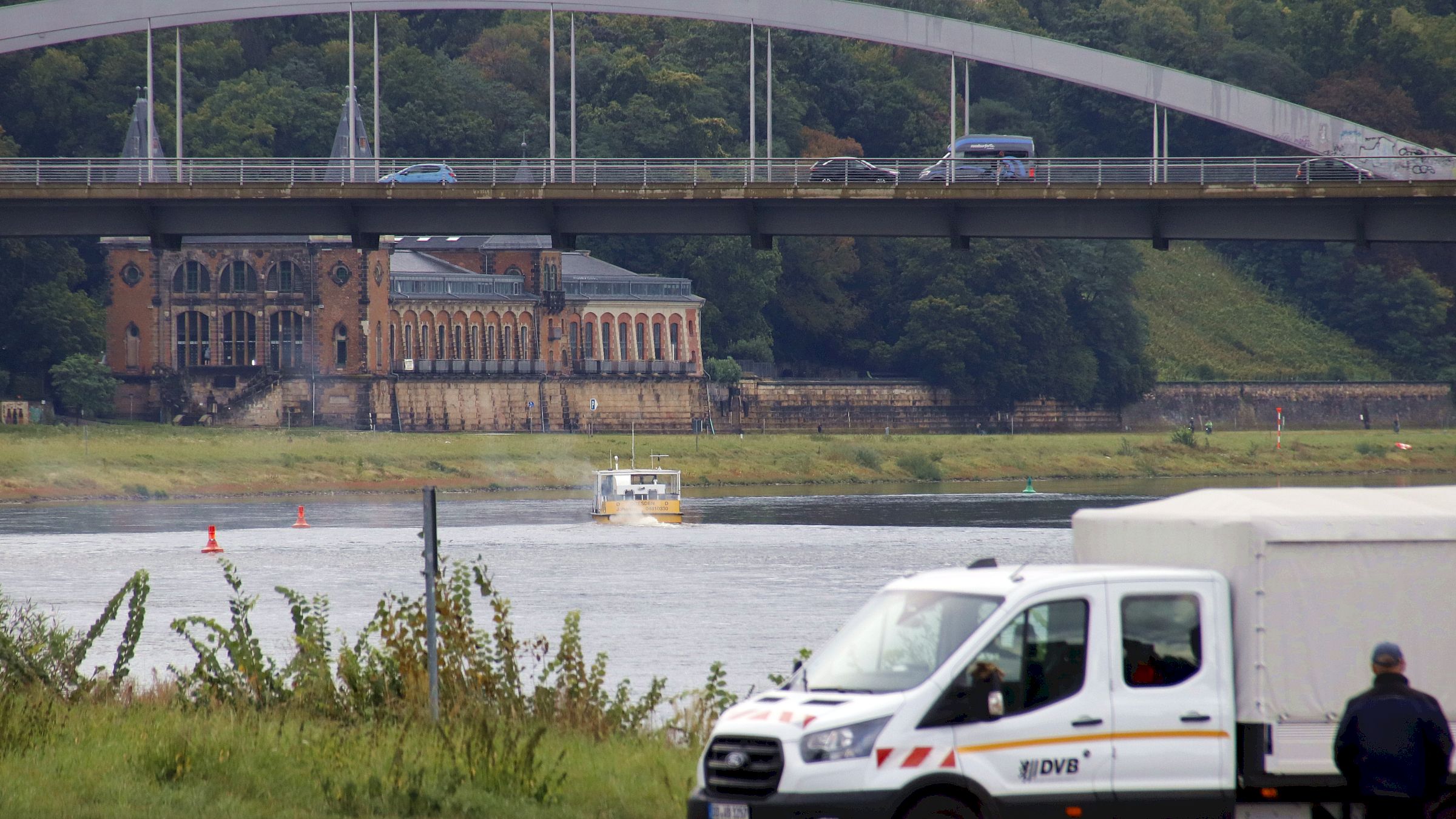 Die "Johanna" verdrückt sich nach Laubegast. Ihre Anlegestellen wurden demontiert. Foto: Anton Launer