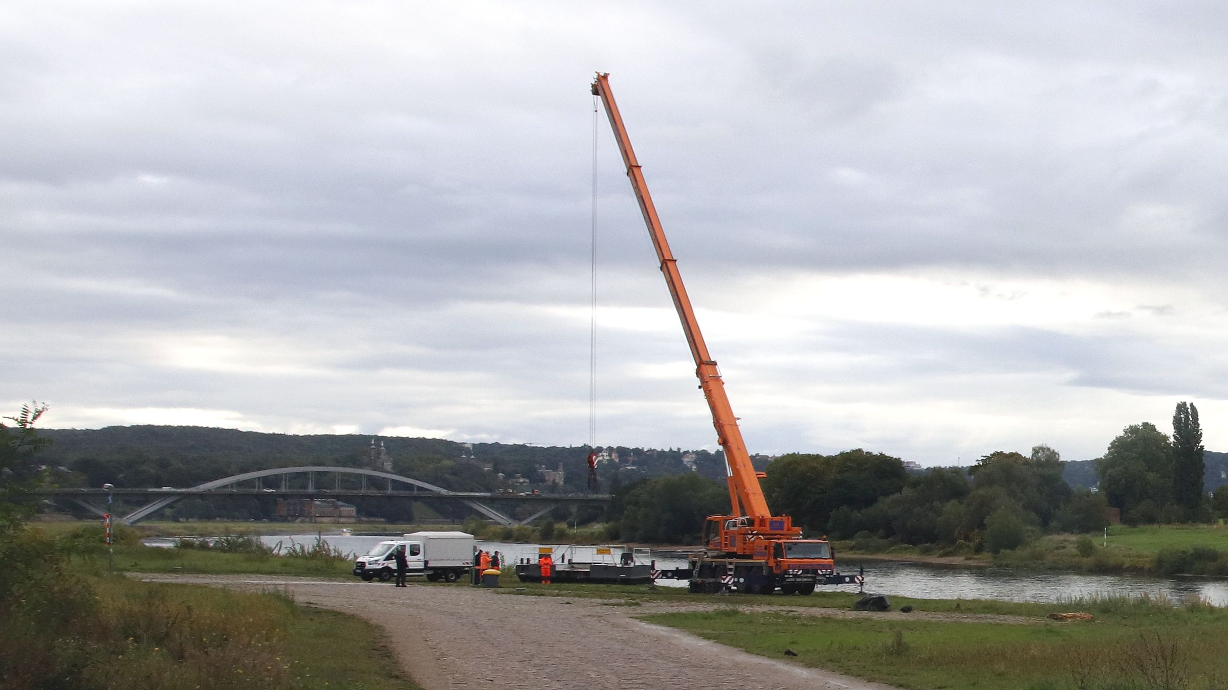 Die Anleger werden an Land gehoben. Foto: Anton Launer