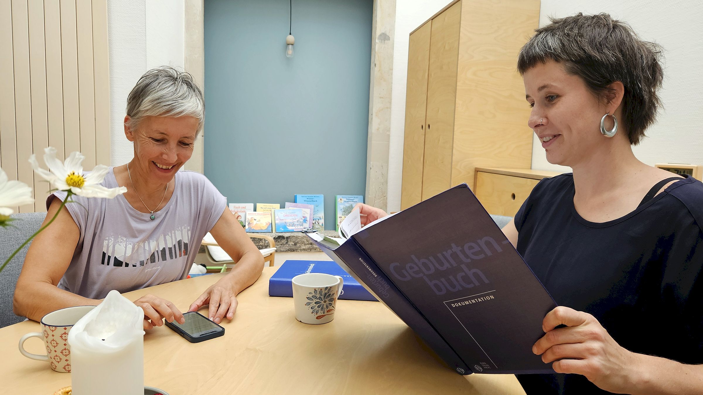 Annett Lorenz und Hanna Wessel sind zwei vom siebenköpfigen Team des Hebammenhauses. Foto: Anton Launer