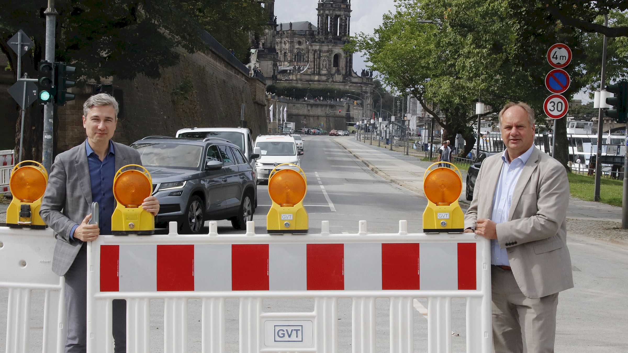Baubürgermeister Stephan Kühn und Oberbürgermeister Dirk Hilbert räumten die letzte Warnbake beiseite. Foto: Anton Launer