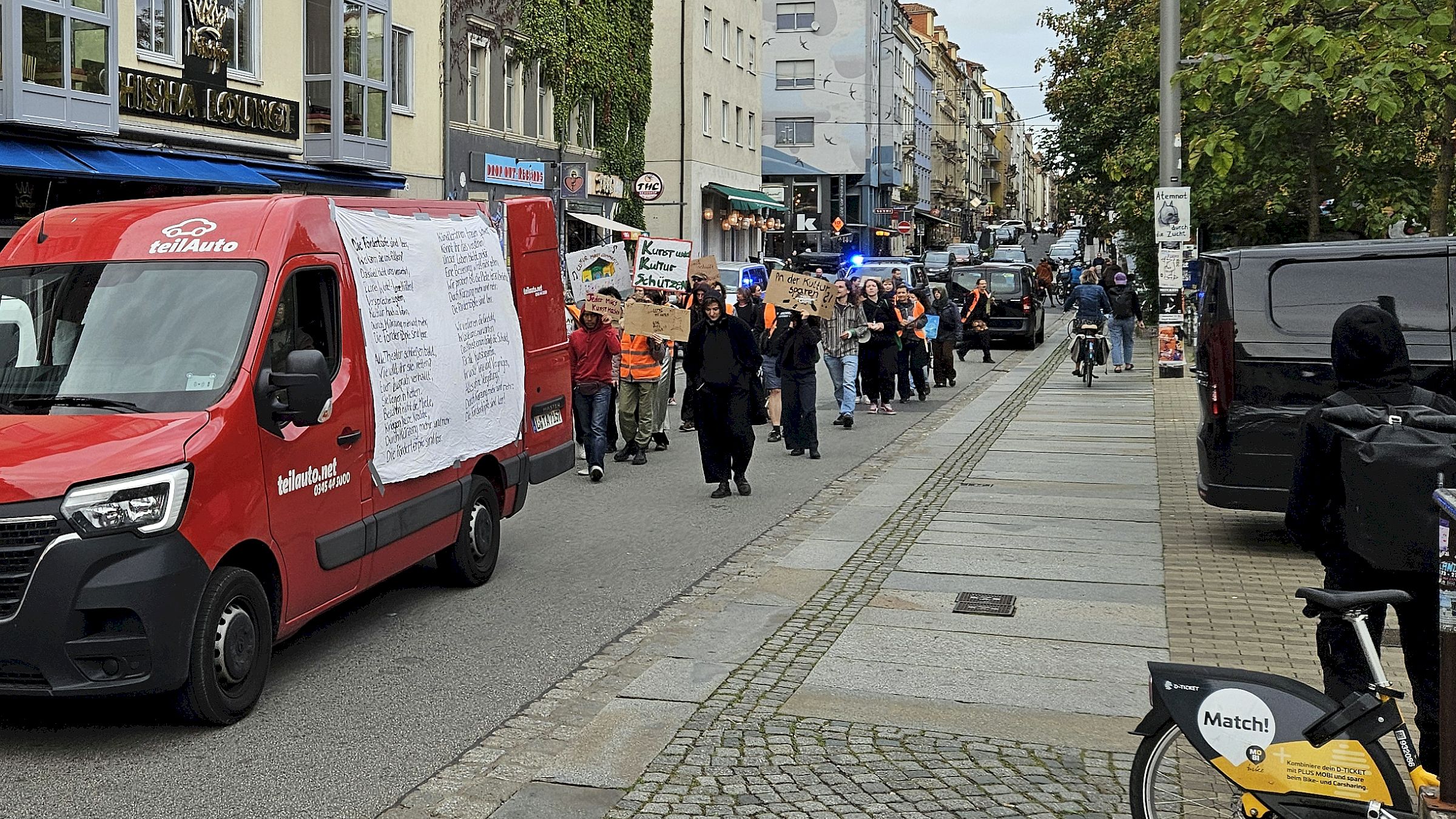 Rund 30 Leute nahmen mit allerlei Geräuschutensilien an der Demo teil. Foto: Anton Launer