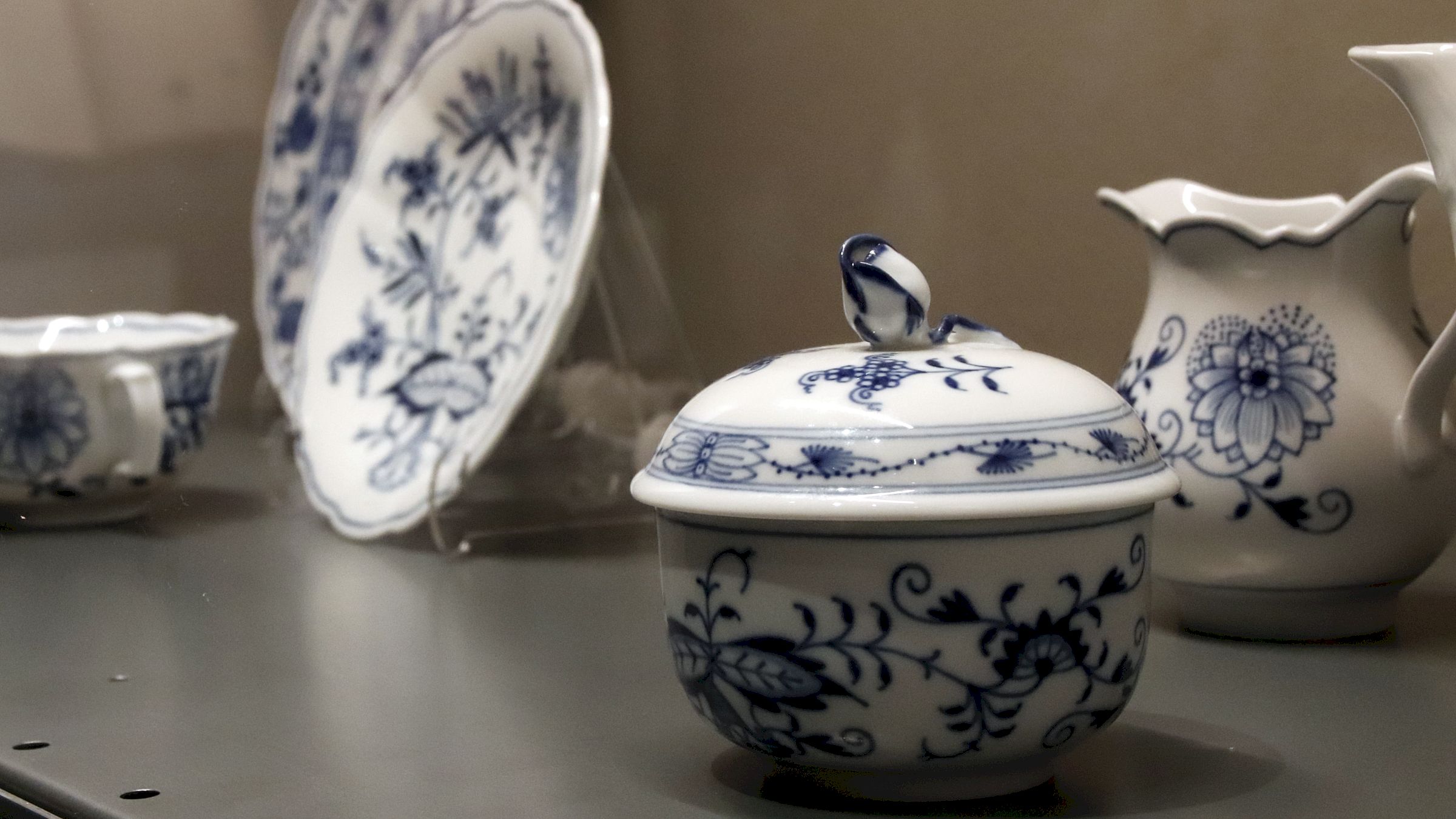 Die Ausstellungsstücke reichen bis hin zum ganz klassischen Kaffee-Service - Foto: Anton Launer