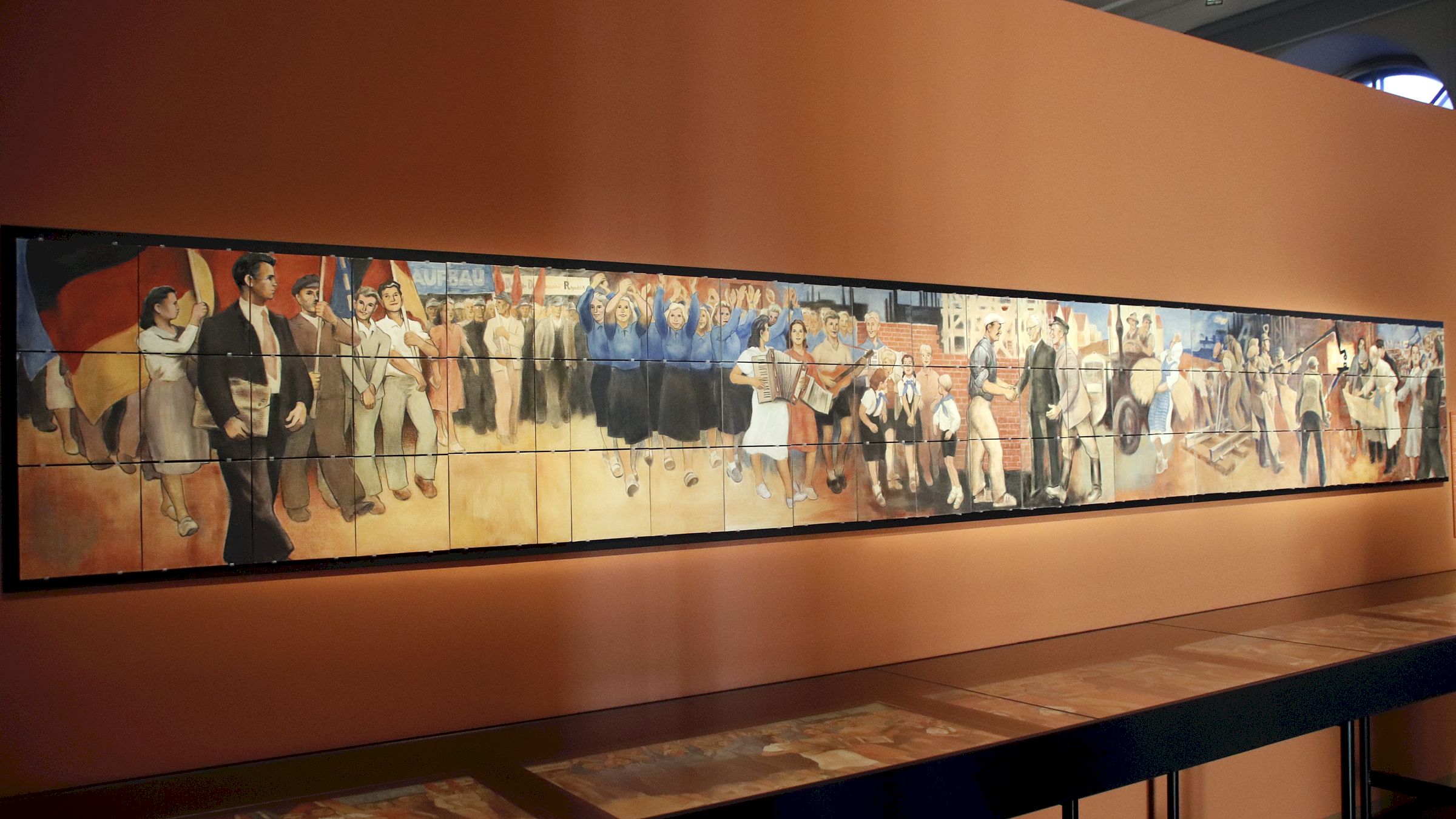 Ganz in der Tradition des Fürstenzuges wurden auch zu DDR-Zeiten Wandbilder auf Meißner Porzellan gefertigt. Das Original des Wandbilds "Aufbau der Republik" ist im Bundesfinanzministerium in Berlin zu sehen. Foto: Anton Launer