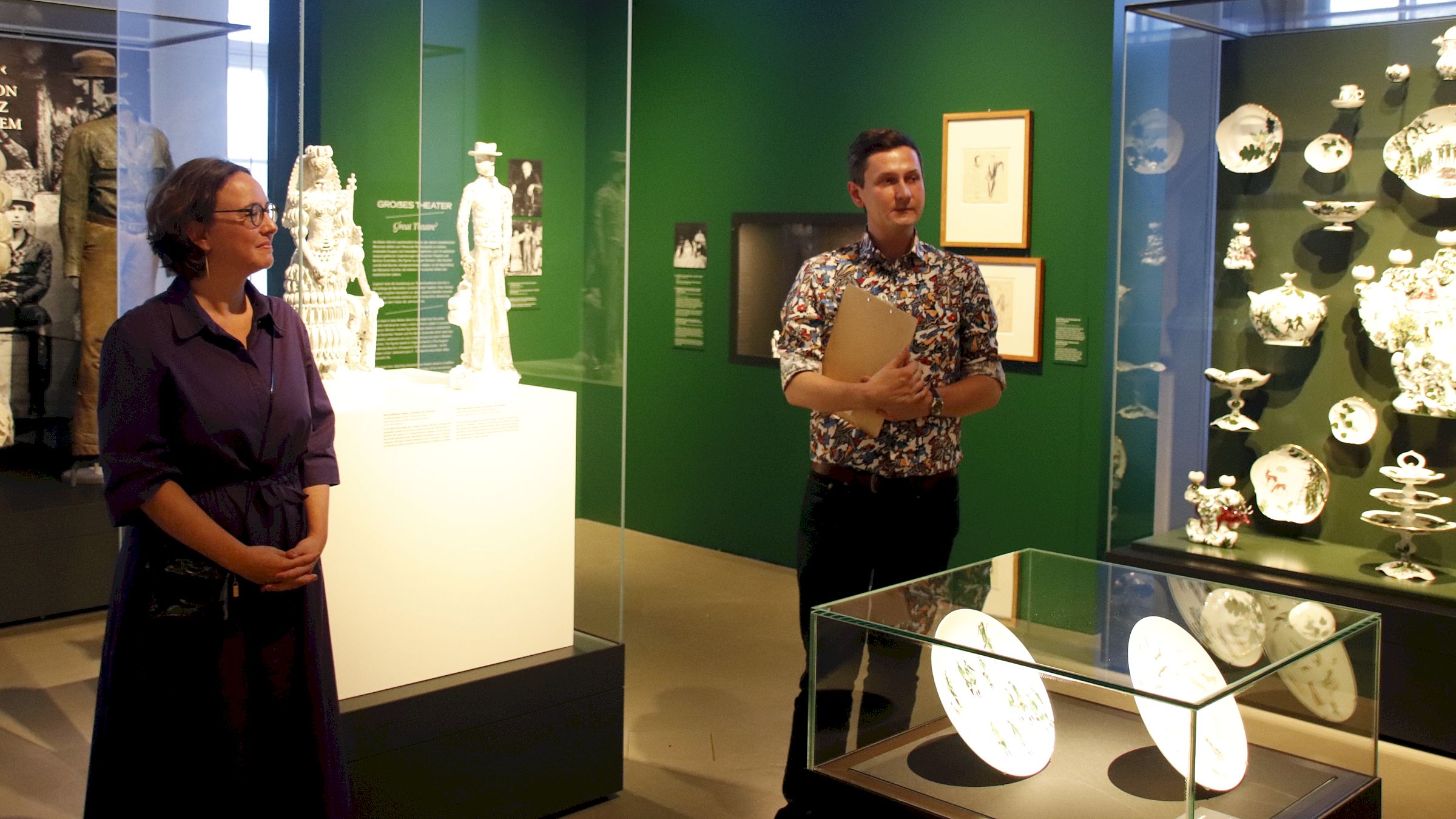 Julia Weber, Direktorin der Porzellansammlung und Kurator Sebastian Bank in den Räumen der Ausstellung - Foto: Anton Launer