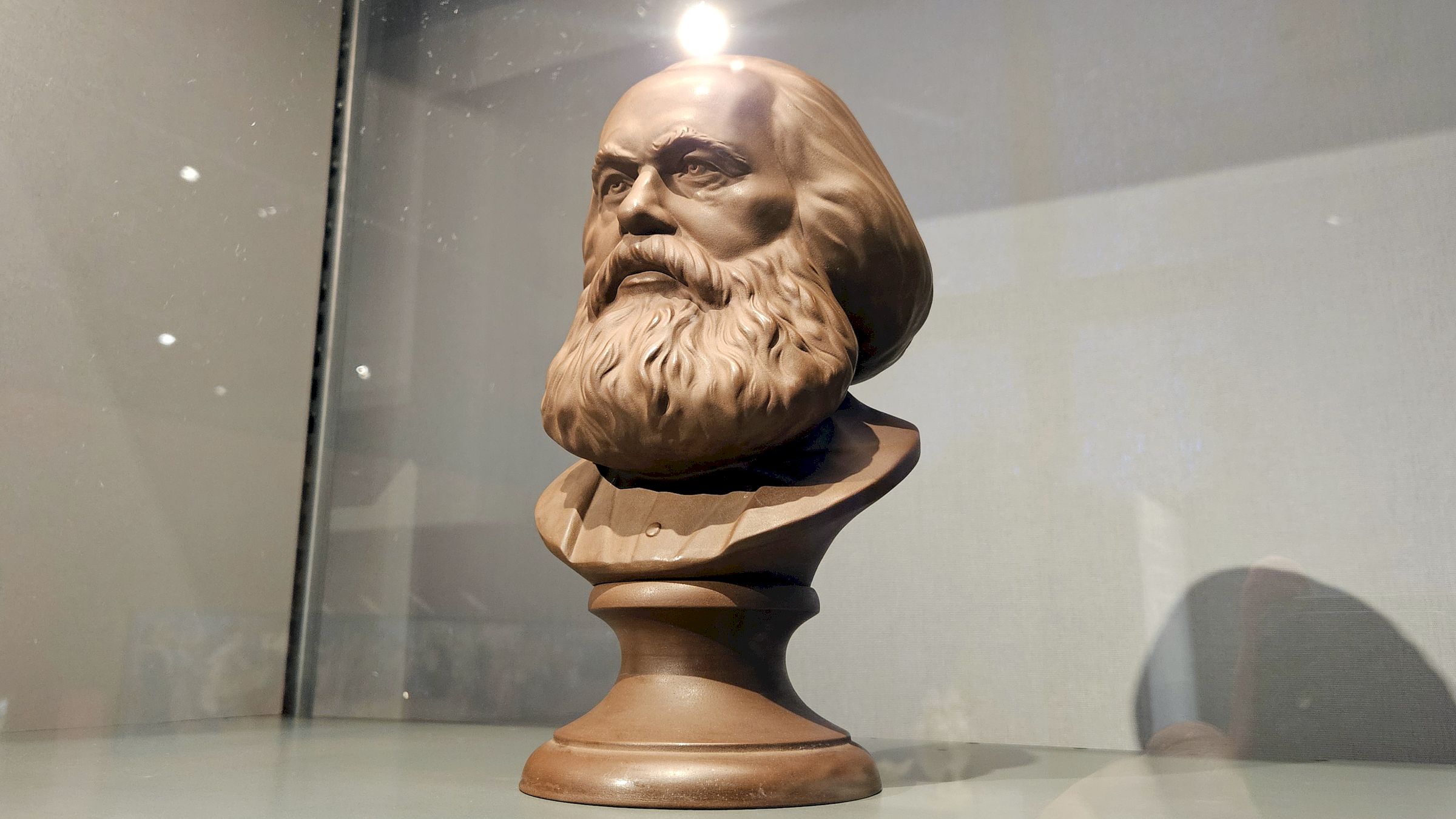 Darf natürlich nicht fehlen - Karl-Marx-Kopf aus Porzellan. Foto: Anton Launer