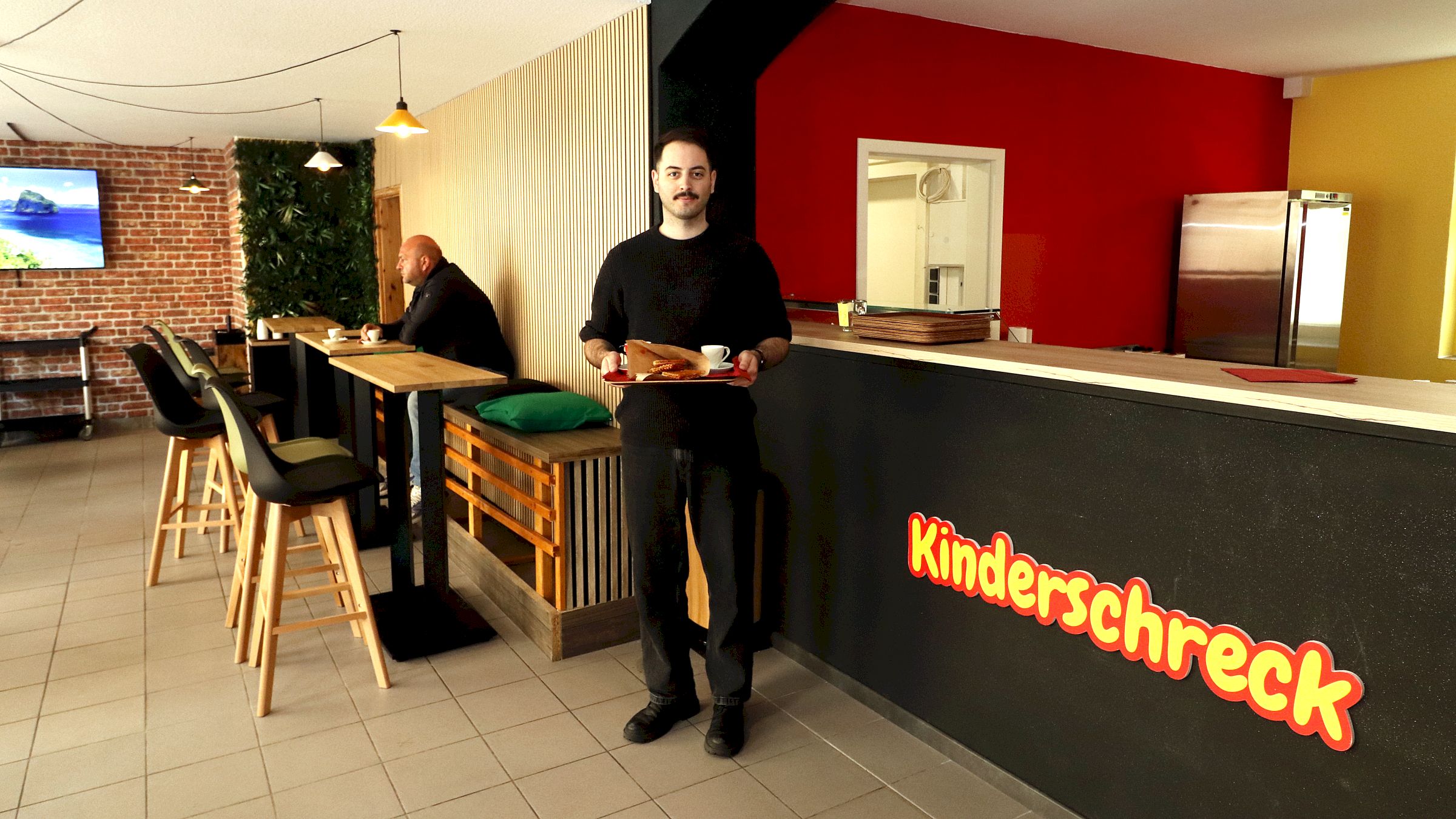 Gar kein Kinderschreck - Kellner Pavle - Foto: Anton Launer