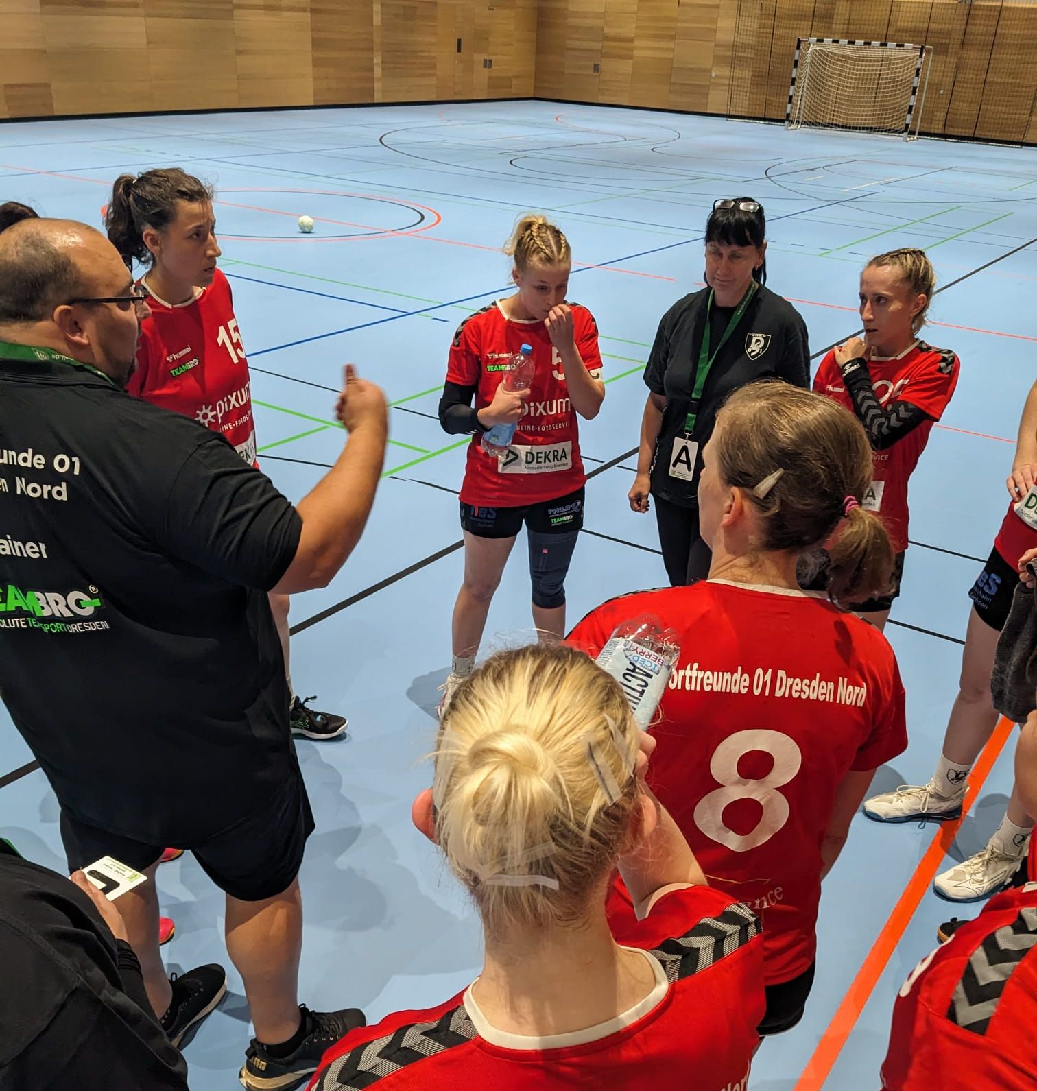 Trainer Christian Perlbach  musste die Spielerinnen immer wieder aufmuntern. Foto: Sportfreunde 01