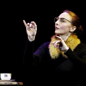 Tanzsolo inspiriert von Maxie Wander im Societaetstheater Katja Erfurth in ihrer Inszenierung Szene aus Katja Erfurths Tanzinszenierung "Aber ich höre nicht auf, solange ich kriechen kann". Foto: Volker Metzler