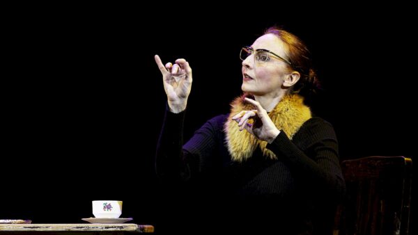 Katja Erfurth in ihrer Inszenierung Szene aus Katja Erfurths Tanzinszenierung "Aber ich höre nicht auf, solange ich kriechen kann". Foto: Volker Metzler