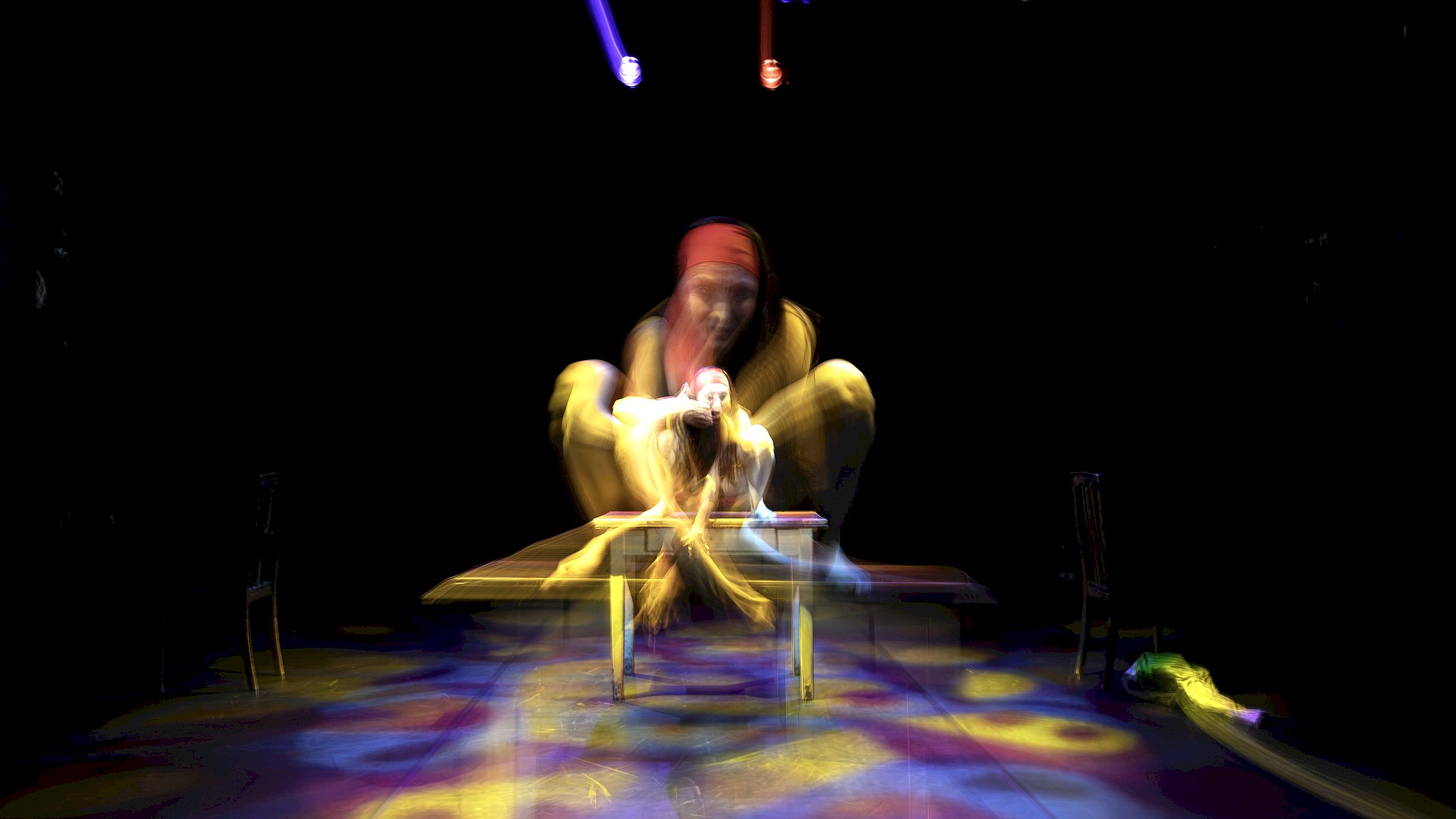 Szene aus Katja Erfurths Tanzinszenierung im Societaetstheater Dresden. Foto: Volker Metzler