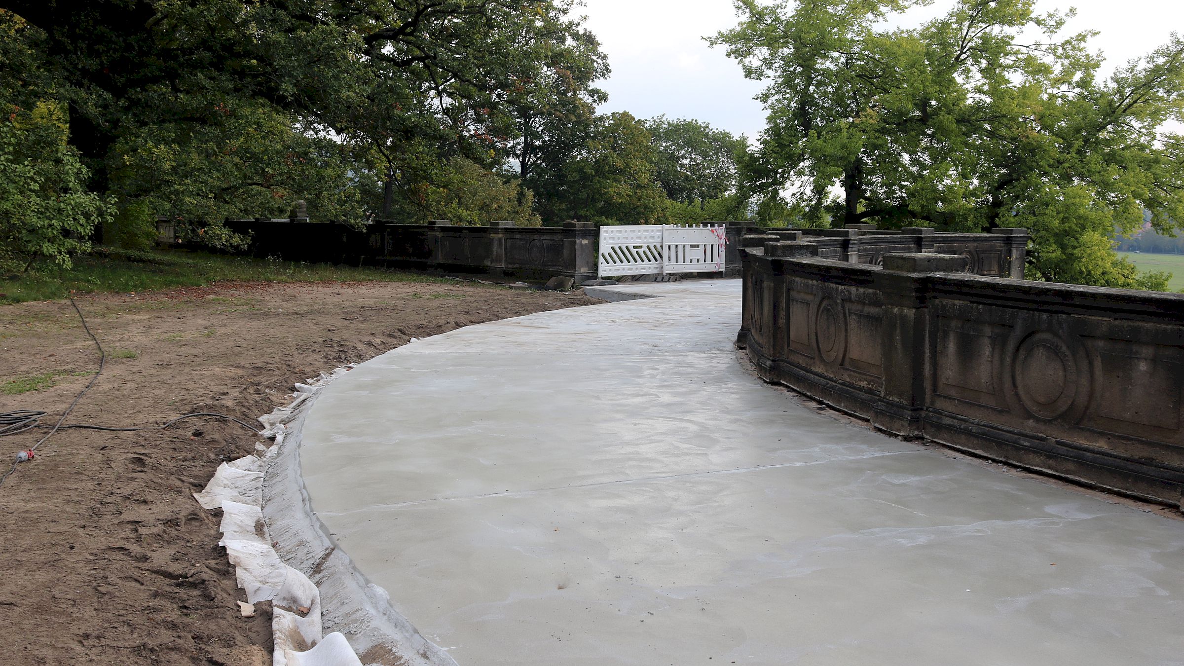 Die Abdichtungsarbeiten oberhalb der Kolonnaden wurden rechtzeitig vor dem Herbst abgeschlossen. Foto: Stadtverwaltung Dresden