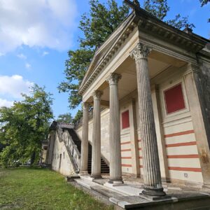Der Portikus Ost wurde bereits saniert. Die gleiche Farbgebung wird später auch an den Kollonaden zu sehen sein. Foto: Stadtverwaltung Dresden