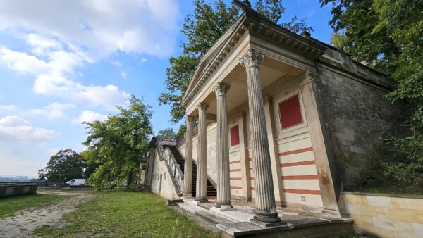 Der Portikus Ost wurde bereits saniert. Die gleiche Farbgebung wird später auch an den Kollonaden zu sehen sein. Foto: Stadtverwaltung Dresden