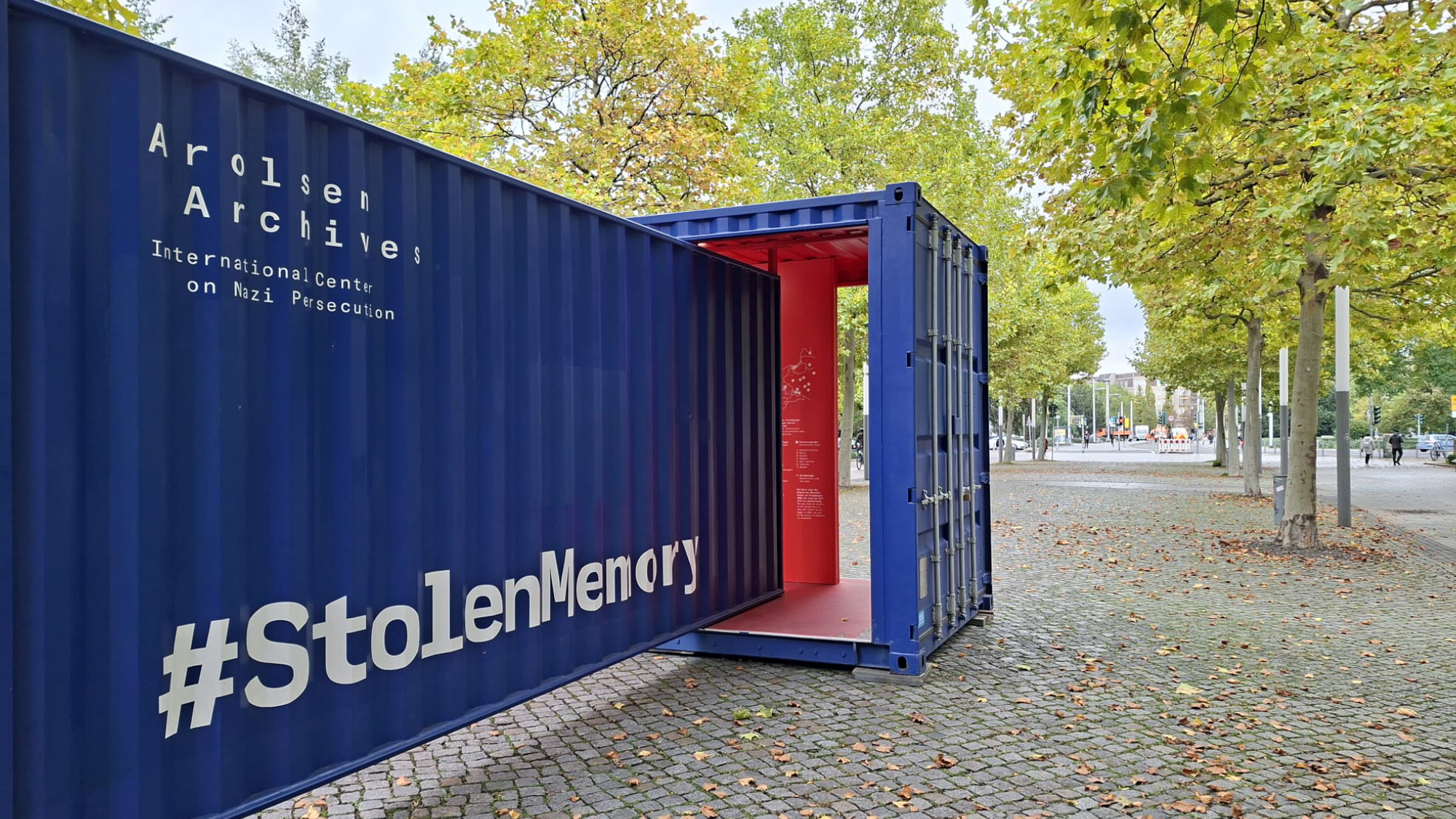 Ein umgebauter Container dient als Ausstellungsraum. 