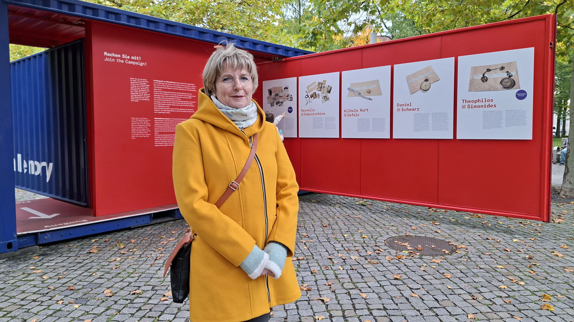 Die Dresdner Grit Hardtstock kam zufällig vorbei und schaute sich die Ausstellung an.