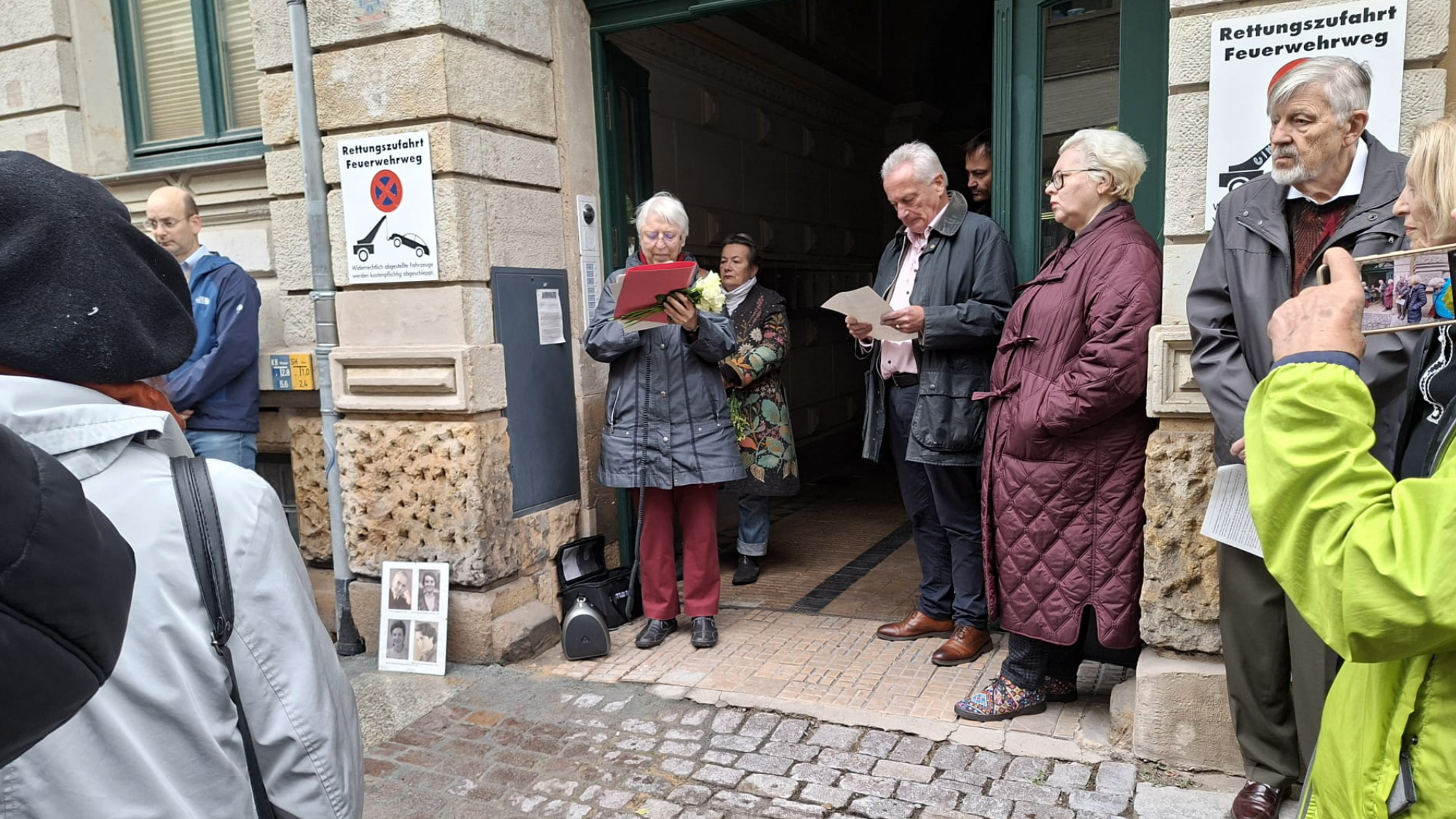 Brigitte Lange vom Stolperstein-Verein links im Bild und Ekaterina Kulakova, Leiterin des Landesverbandes Jüdischer Gemeinden, rechts im Bild während der feierlichen Stolpersteinverlegung.