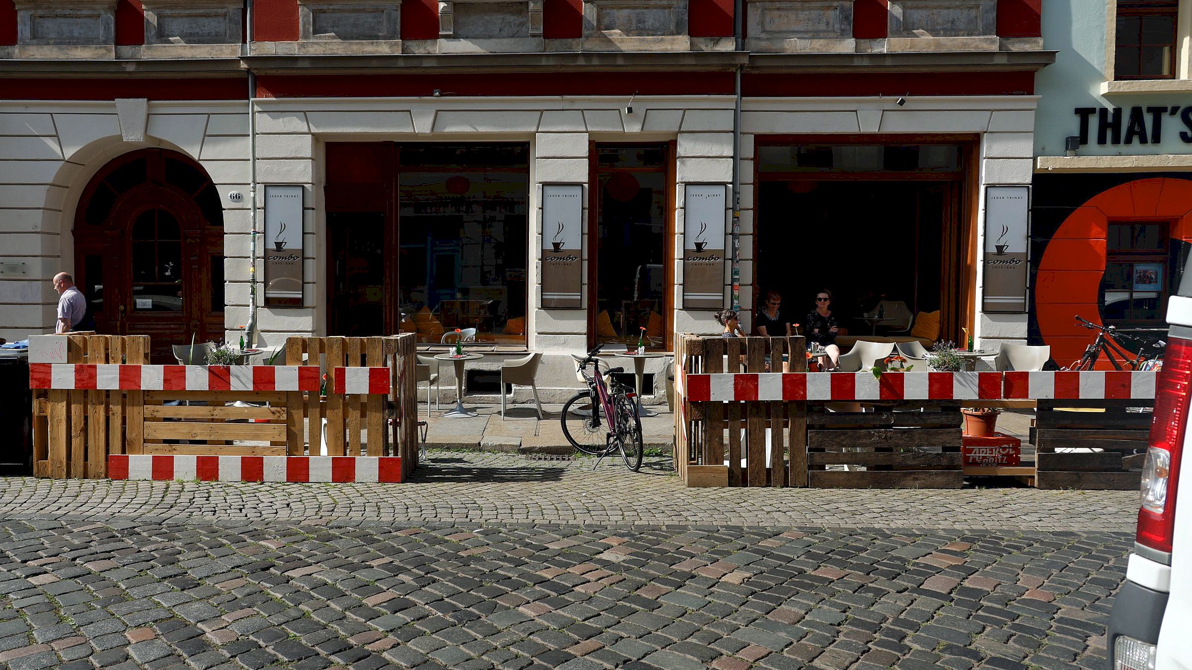 Leider nicht ausgezeichnet, aber dennoch ziemlich charmant - Combo-Parklet auf der Louisenstraße - Foto: Florian Varga