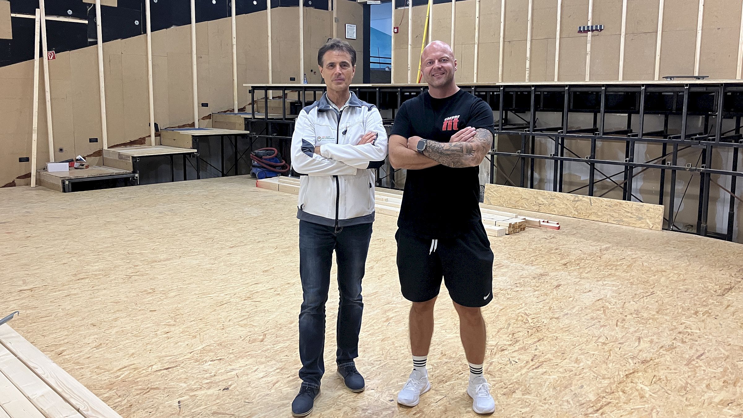 Sind optimistisch, dass im Januar eröffnet werden kann: Bauleiter  Carsten Anspach und clever-fit-Dresden-Betreiber Stefan Lasch - Foto: meeco Communication Services