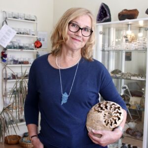Martina Schöpe in ihrem Laden mit den wundervollen Steinen. Foto: Anton Launer