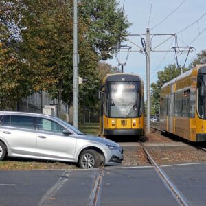 Unfall: Auto gegen Straßenbahn Unfall an der Königsbrücker/Ecke Fabricestraße - Foto: Roland Halkasch