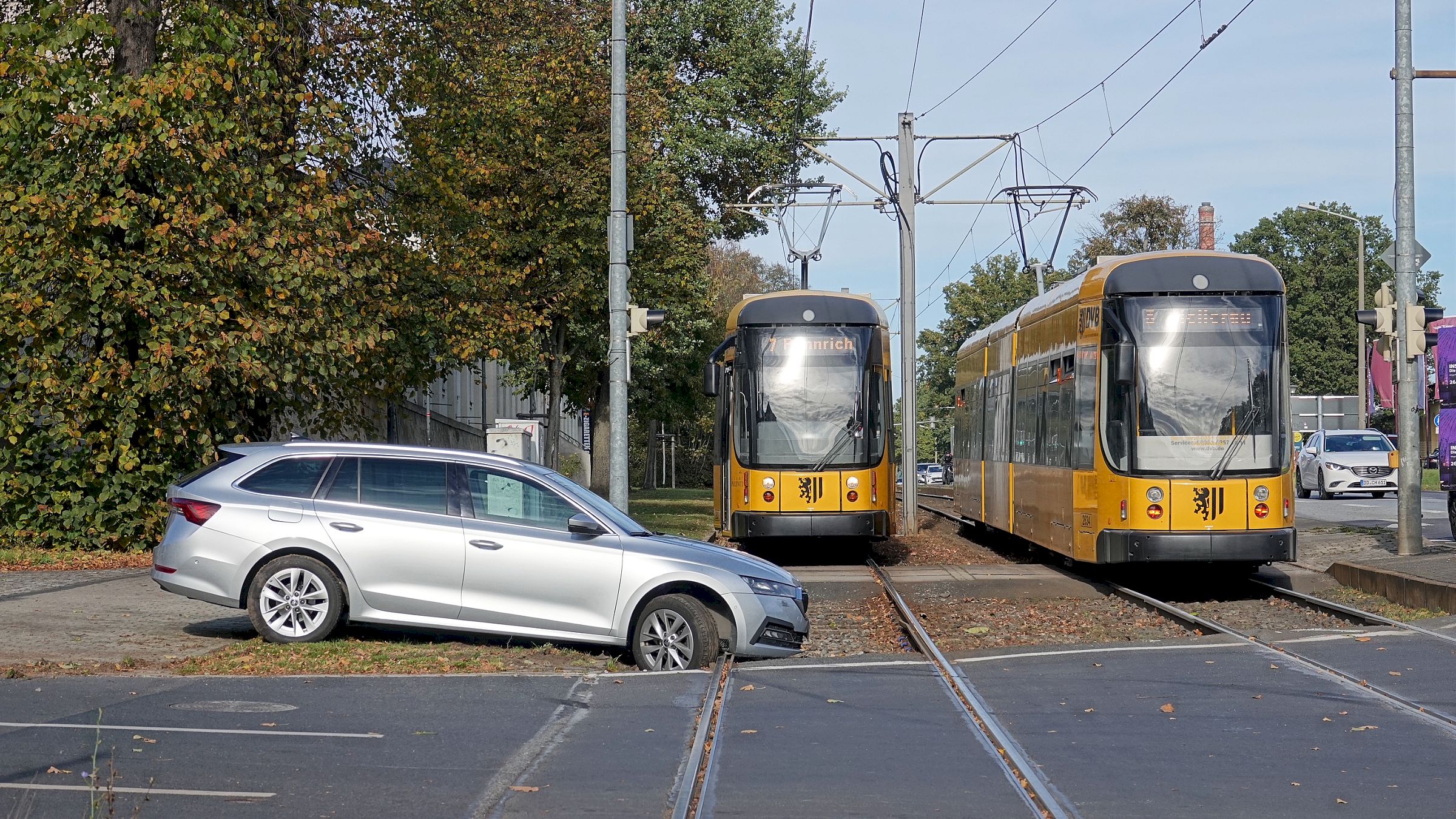 Unfall an der Königsbrücker/Ecke Fabricestraße - Foto: Roland Halkasch