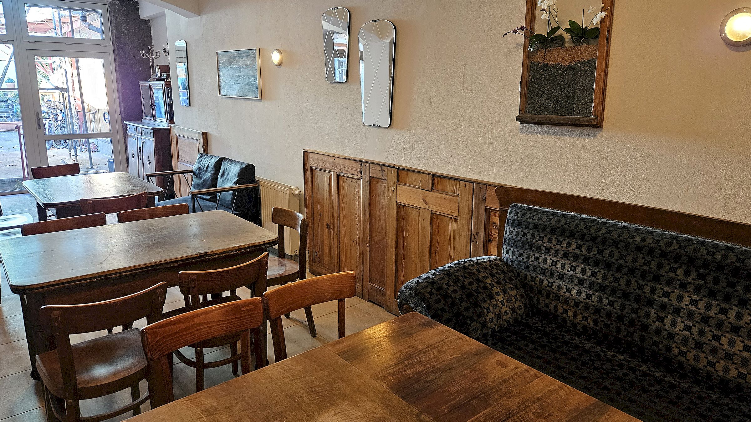 Ein Großteil des aus der Scheune bekannten Mobiliars ist mit eingezogen. Foto: Anton Launer