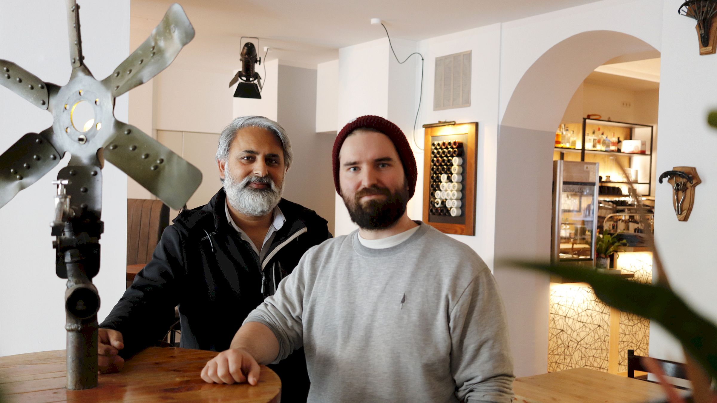 Leiten das Scheune-Café: Rajwinder Goraya und Stefan Eckert - Foto: Anton Launer