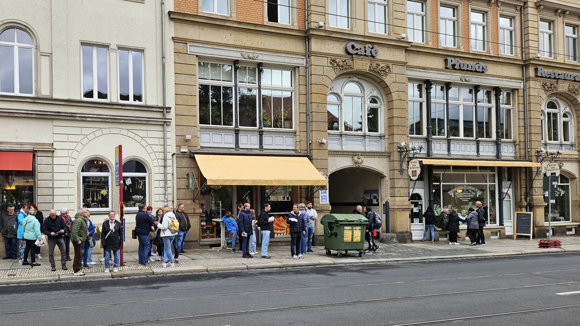 Zwischen Bürstenmanufaktur und Milchladen befindet sich Pfunds Spezialitätengeschäft - Foto: Anton Launer