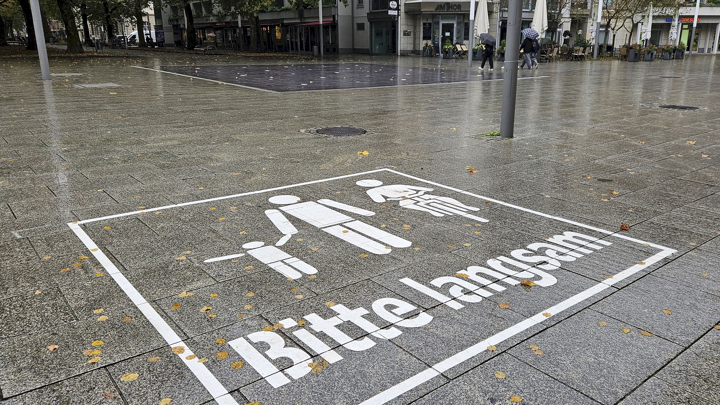 Am Jorge-Gomondai-Platz sind die Piktogramme schon zu sehen. Foto: Anton Launer