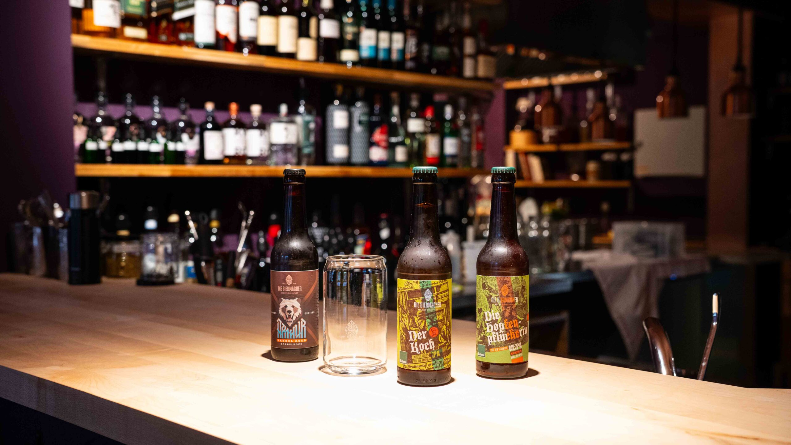 Verschiedene Craftbiere, dazu Cocktails oder Wein und kleine Speisen. Foto: Sebastian Diehl