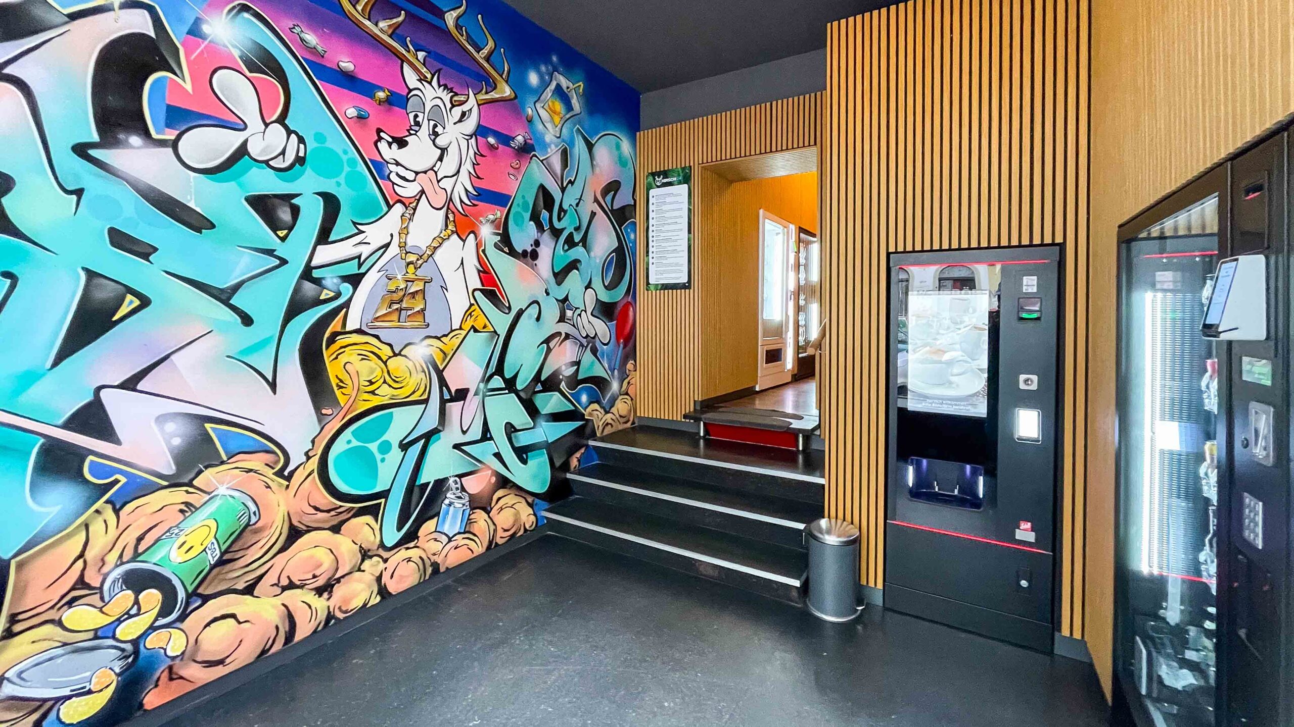 Bunte Graffiti und spärliche Einrichtung. Eine kleine Treppe führt zu weiteren Automaten. Foto: Sebastian Diehl