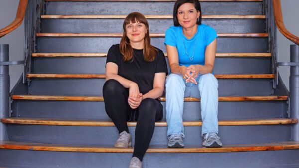 Stefanie Zúñiga Chongo und Yvonne Bonfert auf der Prachttreppe im Erdgeschoss des künftigen Offline-Shops. Foto: Amac Garbe